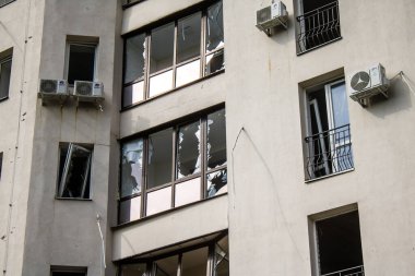 Kharkiv, Ukrayna, 23 Haziran 2024. Patlama, Kharkiv 'deki Avtorska Shkola Boyko okuluna yönelik Rus UMPK KAB 250 güdümlü bombasıyla komşu binalara zarar verdi..