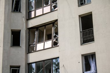 Kharkiv, Ukrayna, 23 Haziran 2024. Patlama, Kharkiv 'deki Avtorska Shkola Boyko okuluna yönelik Rus UMPK KAB 250 güdümlü bombasıyla komşu binalara zarar verdi..