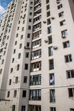 Kharkiv, Ukrayna, 23 Haziran 2024. Patlama, Kharkiv 'deki Avtorska Shkola Boyko okuluna yönelik Rus UMPK KAB 250 güdümlü bombasıyla komşu binalara zarar verdi..