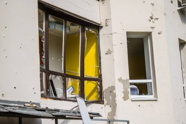 Kharkiv, Ukrayna, 23 Haziran 2024. Patlama, Kharkiv 'deki Avtorska Shkola Boyko okuluna yönelik Rus UMPK KAB 250 güdümlü bombasıyla komşu binalara zarar verdi..