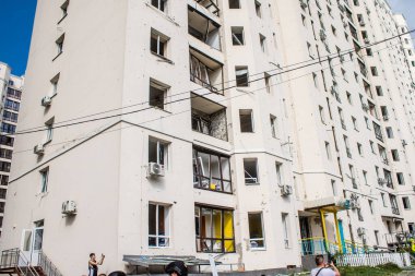 Kharkiv, Ukrayna, 23 Haziran 2024. Patlama, Kharkiv 'deki Avtorska Shkola Boyko okuluna yönelik Rus UMPK KAB 250 güdümlü bombasıyla komşu binalara zarar verdi..