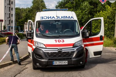 Kharkiv, Ukrayna, 23 Haziran 2024 Kurtarma ekipleri, Kharkiv 'deki Avtorska Shkola Boyko okuluna Rus UMPK KAB 250 güdümlü bombayla yapılan bir hava saldırısına yanıt verdi..