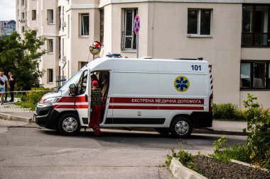 Kharkiv, Ukrayna, 23 Haziran 2024 Kurtarma ekipleri, Kharkiv 'deki Avtorska Shkola Boyko okuluna Rus UMPK KAB 250 güdümlü bombayla yapılan bir hava saldırısına yanıt verdi..