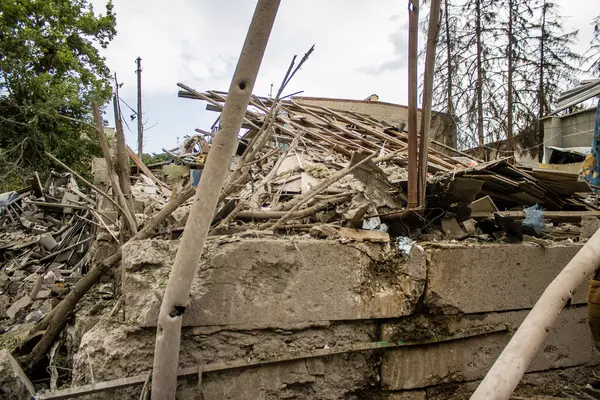 Kharkiv, Ukrayna, 23 Haziran 2024 KAB güdümlü Rus UMPK KAB 250 güdümlü bombasıyla Kharkiv 'deki Avtorska Shkola Boyko okulu hava saldırısı yaşadı. Okulun içinde ve dışında maddi hasar tespit edildi.