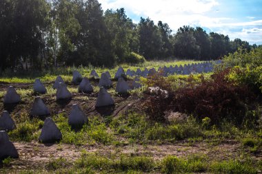 Kharkiv Oblastı, Ukrayna, 25 Haziran 2024 Ukrayna ve Rus silahlı kuvvetleri arasındaki gri bölgede. Bu tampon bölge tehlikeli ve bölgede öfke ile mücadele ediliyor..