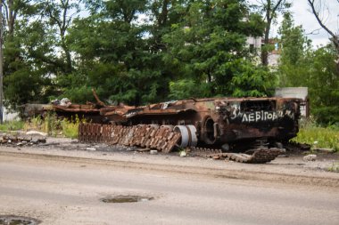 Kharkiv Oblastı, Ukrayna, 25 Haziran 2024 Ukrayna ve Rus silahlı kuvvetleri arasındaki gri bölgede. Bu tampon bölge tehlikeli ve bölgede öfke ile mücadele ediliyor..