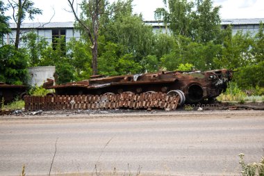 Kharkiv Oblastı, Ukrayna, 25 Haziran 2024 Ukrayna ve Rus silahlı kuvvetleri arasındaki gri bölgede. Bu tampon bölge tehlikeli ve bölgede öfke ile mücadele ediliyor..