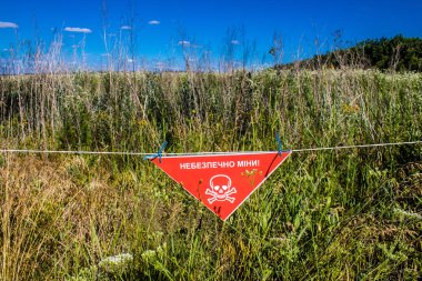 Kharkiv Oblastı, Ukrayna, 25 Haziran 2024 Ukrayna ve Rus silahlı kuvvetleri arasındaki gri bölgede. Bu tampon bölge tehlikeli ve bölgede öfke ile mücadele ediliyor..