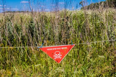 Kharkiv Oblastı, Ukrayna, 25 Haziran 2024 Ukrayna ve Rus silahlı kuvvetleri arasındaki gri bölgede. Bu tampon bölge tehlikeli ve bölgede öfke ile mücadele ediliyor..