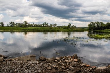 Kharkiv Oblastı, Ukrayna, 25 Haziran 2024 Ukrayna ve Rus silahlı kuvvetleri arasındaki gri bölge üzerindeki yok edilmiş köprü. Tampon bölge tehlikeli ve bölgede öfke ile mücadele ediliyor.