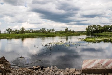 Kharkiv Oblastı, Ukrayna, 25 Haziran 2024 Ukrayna ve Rus silahlı kuvvetleri arasındaki gri bölge üzerindeki yok edilmiş köprü. Tampon bölge tehlikeli ve bölgede öfke ile mücadele ediliyor.