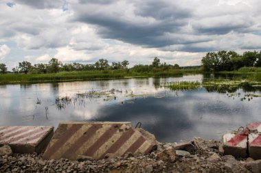 Kharkiv Oblastı, Ukrayna, 25 Haziran 2024 Ukrayna ve Rus silahlı kuvvetleri arasındaki gri bölge üzerindeki yok edilmiş köprü. Tampon bölge tehlikeli ve bölgede öfke ile mücadele ediliyor.