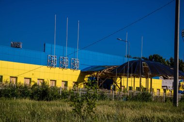 Kharkiv, Ukrayna, 25 Haziran 2024 Zarar görmüş futbol stadyumu, Harkiv metropolünün kuzey bölgesinde. Sivil altyapı Rus ordusunun olağan hedefi..