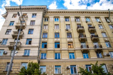 Kharkiv, Ukrayna, 25 Haziran 2024 Kharkiv şehri Rusya ile savaş sırasında, Kharkiv 'deki binalar Rus füzelerinin hedefi ve insanlar her gün sirenler çalsa da sokaklardalar.