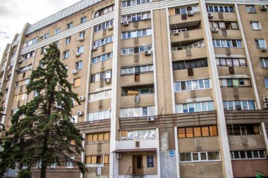 Kharkiv, Ukrayna, 25 Haziran 2024 Kharkiv şehri Rusya ile savaş sırasında, Kharkiv 'deki binalar Rus füzelerinin hedefi ve insanlar her gün sirenler çalsa da sokaklardalar.