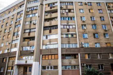Kharkiv, Ukrayna, 25 Haziran 2024 Kharkiv şehri Rusya ile savaş sırasında, Kharkiv 'deki binalar Rus füzelerinin hedefi ve insanlar her gün sirenler çalsa da sokaklardalar.