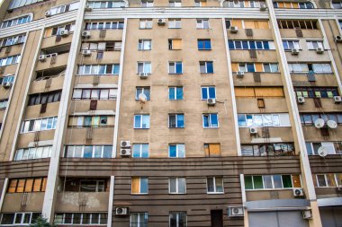 Kharkiv, Ukrayna, 25 Haziran 2024 Kharkiv şehri Rusya ile savaş sırasında, Kharkiv 'deki binalar Rus füzelerinin hedefi ve insanlar her gün sirenler çalsa da sokaklardalar.