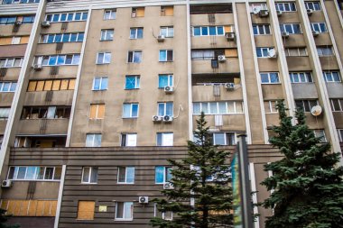 Kharkiv, Ukrayna, 25 Haziran 2024 Kharkiv şehri Rusya ile savaş sırasında, Kharkiv 'deki binalar Rus füzelerinin hedefi ve insanlar her gün sirenler çalsa da sokaklardalar.