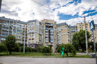 Kharkiv, Ukrayna, 25 Haziran 2024 Kharkiv şehri Rusya ile savaş sırasında, Kharkiv 'deki binalar Rus füzelerinin hedefi ve insanlar her gün sirenler çalsa da sokaklardalar.