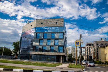 Kharkiv, Ukrayna, 25 Haziran 2024 Kharkiv şehri Rusya ile savaş sırasında, Kharkiv 'deki binalar Rus füzelerinin hedefi ve insanlar her gün sirenler çalsa da sokaklardalar.