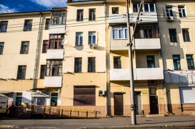 Kharkiv, Ukrayna, 25 Haziran 2024 Kharkiv şehri Rusya ile savaş sırasında, Kharkiv 'deki binalar Rus füzelerinin hedefi ve insanlar her gün sirenler çalsa da sokaklardalar.