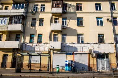 Kharkiv, Ukrayna, 25 Haziran 2024 Kharkiv şehri Rusya ile savaş sırasında, Kharkiv 'deki binalar Rus füzelerinin hedefi ve insanlar her gün sirenler çalsa da sokaklardalar.