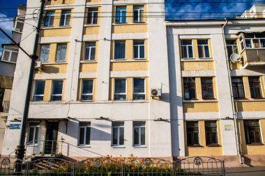 Kharkiv, Ukrayna, 25 Haziran 2024 Kharkiv şehri Rusya ile savaş sırasında, Kharkiv 'deki binalar Rus füzelerinin hedefi ve insanlar her gün sirenler çalsa da sokaklardalar.