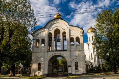 Kharkiv, Ukrayna, 25 Haziran 2024 Kharkiv şehri Rusya ile savaş sırasında, Kharkiv 'deki binalar Rus füzelerinin hedefi ve insanlar her gün sirenler çalsa da sokaklardalar.