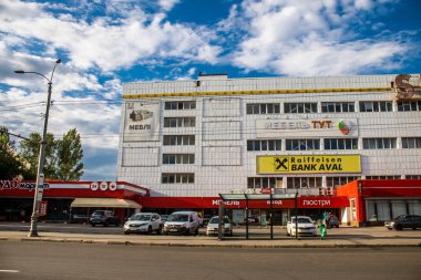 Kharkiv, Ukrayna, 25 Haziran 2024 Kharkiv şehri Rusya ile savaş sırasında, Kharkiv 'deki binalar Rus füzelerinin hedefi ve insanlar her gün sirenler çalsa da sokaklardalar.