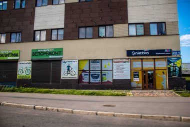 Kharkiv, Ukrayna, 25 Haziran 2024 Kharkiv şehri Rusya ile savaş sırasında, Kharkiv 'deki binalar Rus füzelerinin hedefi ve insanlar her gün sirenler çalsa da sokaklardalar.