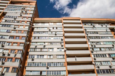 Kharkiv, Ukrayna, 25 Haziran 2024 Kharkiv şehri Rusya ile savaş sırasında, Kharkiv 'deki binalar Rus füzelerinin hedefi ve insanlar her gün sirenler çalsa da sokaklardalar.