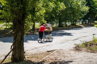 Kharkiv, Ukrayna, 25 Haziran 2024 Kharkiv şehri Rusya ile savaş sırasında, Kharkiv 'deki binalar Rus füzelerinin hedefi ve insanlar her gün sirenler çalsa da sokaklardalar.