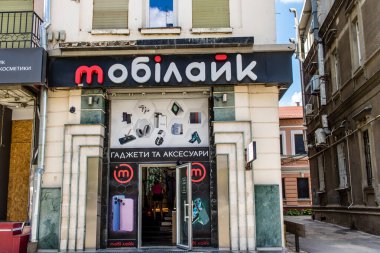 Kharkiv, Ukrayna, 25 Haziran 2024 Kharkiv şehri Rusya ile savaş sırasında, Kharkiv 'deki binalar Rus füzelerinin hedefi ve insanlar her gün sirenler çalsa da sokaklardalar.