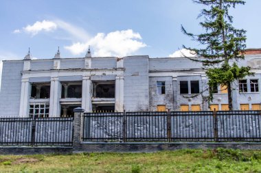 Kharkiv, Ukrayna, 25 Haziran 2024 Kharkiv şehri Rusya ile savaş sırasında, Kharkiv 'deki binalar Rus füzelerinin hedefi ve insanlar her gün sirenler çalsa da sokaklardalar.