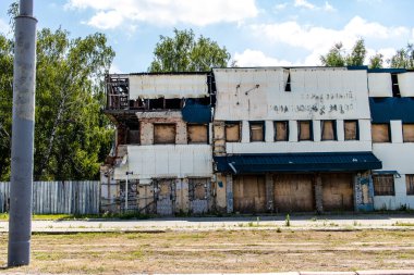 Kharkiv, Ukrayna, 25 Haziran 2024 Kharkiv şehri Rusya ile savaş sırasında, Kharkiv 'deki binalar Rus füzelerinin hedefi ve insanlar her gün sirenler çalsa da sokaklardalar.