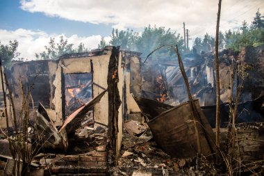 Kupiansk, Ukrayna, 24 Haziran 2024 Topçu ateşi sonrasında Kupiansk 'ta bir ev yanıyor. Şehir Rus saldırıları tarafından ağır darbe aldı. Sivil altyapı Rus ordusunun olağan hedefi..