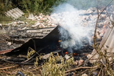 Kupiansk, Ukrayna, 24 Haziran 2024 Topçu ateşi sonrasında Kupiansk 'ta bir ev yanıyor. Şehir Rus saldırıları tarafından ağır darbe aldı. Sivil altyapı Rus ordusunun olağan hedefi..
