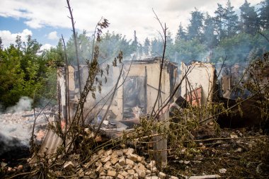 Kupiansk, Ukrayna, 24 Haziran 2024 Topçu ateşi sonrasında Kupiansk 'ta bir ev yanıyor. Şehir Rus saldırıları tarafından ağır darbe aldı. Sivil altyapı Rus ordusunun olağan hedefi..