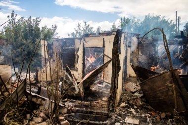 Kupiansk, Ukrayna, 24 Haziran 2024 Topçu ateşi sonrasında Kupiansk 'ta bir ev yanıyor. Şehir Rus saldırıları tarafından ağır darbe aldı. Sivil altyapı Rus ordusunun olağan hedefi..