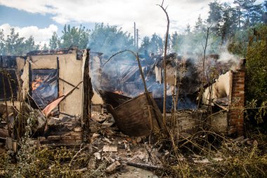 Kupiansk, Ukrayna, 24 Haziran 2024 Topçu ateşi sonrasında Kupiansk 'ta bir ev yanıyor. Şehir Rus saldırıları tarafından ağır darbe aldı. Sivil altyapı Rus ordusunun olağan hedefi..