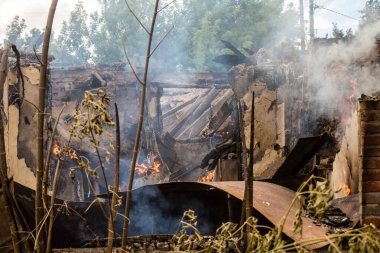 Kupiansk, Ukrayna, 24 Haziran 2024 Topçu ateşi sonrasında Kupiansk 'ta bir ev yanıyor. Şehir Rus saldırıları tarafından ağır darbe aldı. Sivil altyapı Rus ordusunun olağan hedefi..