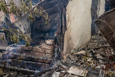 Kupiansk, Ukrayna, 24 Haziran 2024 Topçu ateşi sonrasında Kupiansk 'ta bir ev yanıyor. Şehir Rus saldırıları tarafından ağır darbe aldı. Sivil altyapı Rus ordusunun olağan hedefi..