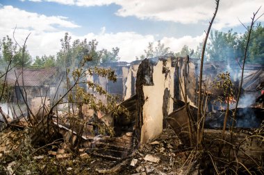 Kupiansk, Ukrayna, 24 Haziran 2024 Topçu ateşi sonrasında Kupiansk 'ta bir ev yanıyor. Şehir Rus saldırıları tarafından ağır darbe aldı. Sivil altyapı Rus ordusunun olağan hedefi..
