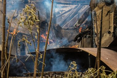 Kupiansk, Ukrayna, 24 Haziran 2024 Topçu ateşi sonrasında Kupiansk 'ta bir ev yanıyor. Şehir Rus saldırıları tarafından ağır darbe aldı. Sivil altyapı Rus ordusunun olağan hedefi..