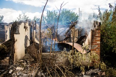 Kupiansk, Ukrayna, 24 Haziran 2024 Topçu ateşi sonrasında Kupiansk 'ta bir ev yanıyor. Şehir Rus saldırıları tarafından ağır darbe aldı. Sivil altyapı Rus ordusunun olağan hedefi..