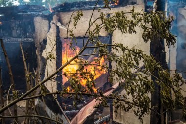 Kupiansk, Ukrayna, 24 Haziran 2024 Topçu ateşi sonrasında Kupiansk 'ta bir ev yanıyor. Şehir Rus saldırıları tarafından ağır darbe aldı. Sivil altyapı Rus ordusunun olağan hedefi..