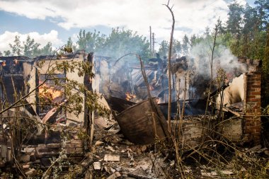 Kupiansk, Ukrayna, 24 Haziran 2024 Topçu ateşi sonrasında Kupiansk 'ta bir ev yanıyor. Şehir Rus saldırıları tarafından ağır darbe aldı. Sivil altyapı Rus ordusunun olağan hedefi..
