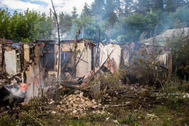 Kupiansk, Ukrayna, 24 Haziran 2024 Topçu ateşi sonrasında Kupiansk 'ta bir ev yanıyor. Şehir Rus saldırıları tarafından ağır darbe aldı. Sivil altyapı Rus ordusunun olağan hedefi..