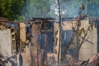 Kupiansk, Ukrayna, 24 Haziran 2024 Topçu ateşi sonrasında Kupiansk 'ta bir ev yanıyor. Şehir Rus saldırıları tarafından ağır darbe aldı. Sivil altyapı Rus ordusunun olağan hedefi..