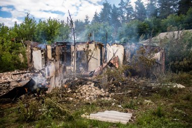 Kupiansk, Ukrayna, 24 Haziran 2024 Topçu ateşi sonrasında Kupiansk 'ta bir ev yanıyor. Şehir Rus saldırıları tarafından ağır darbe aldı. Sivil altyapı Rus ordusunun olağan hedefi..